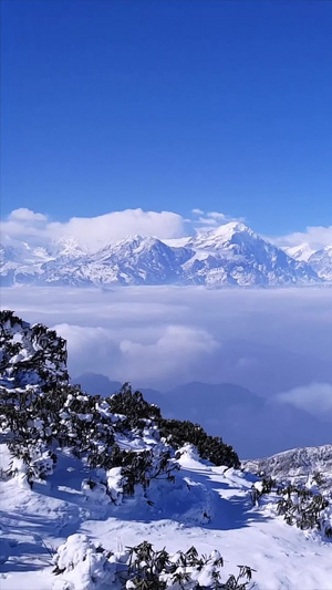 攀登雪山登顶后环顾实拍雪山22秒视频