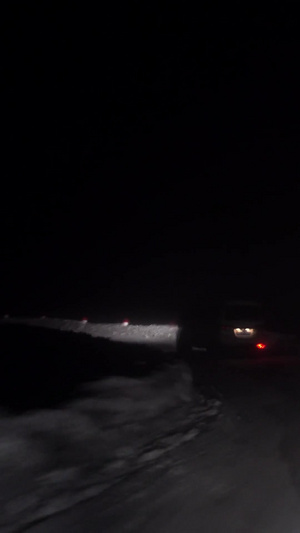 雪天夜路下驾驶山路的第一视角16秒视频