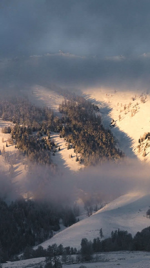 延时新疆冬季雪山日出10秒视频