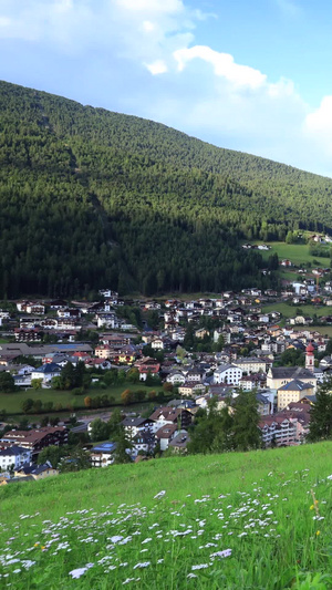 被山谷环绕的欧洲乡村田园村庄风光延时视频31秒视频