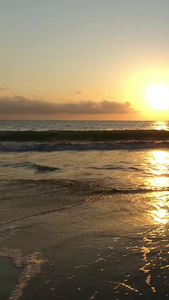日落时分在海边玩水的人高清视频视频