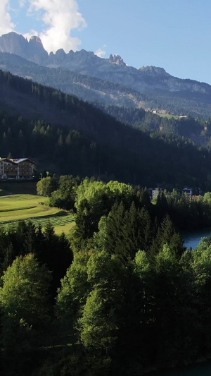 无人机航拍阿尔卑斯山蓝色的高山湖泊全景42秒视频