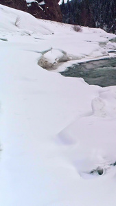 无人机低空拍摄溪水冰雪消融视频