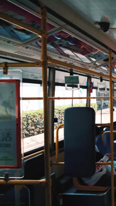实拍疫情期间青岛公交绿色出行戴口罩的人升格镜头视频