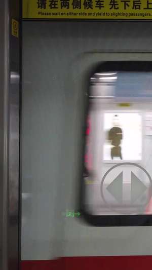 城市立体交通地铁进站的列车16秒视频