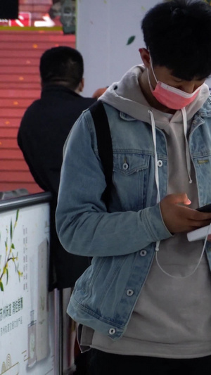 实拍城市戴口罩玩手机人群78秒视频