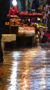下雨天市场上行人的步伐视频