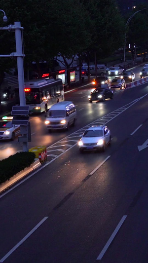 城市晚高峰车水马龙的街道夜景59秒视频