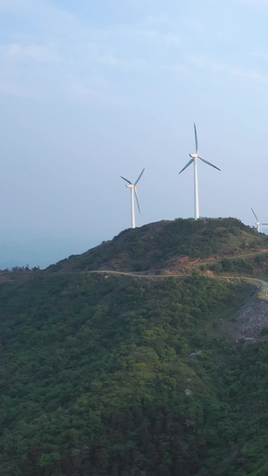 航拍工业清洁能源山顶风车发电机自然环保素材31秒视频