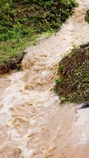 山洪灾害86秒视频