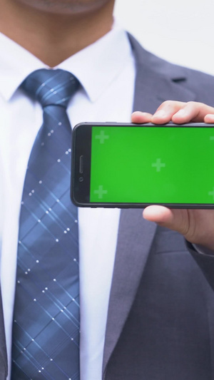 穿西装的办公男生展示绿幕手机21秒视频