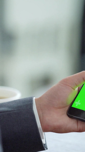 商务金融办公男士使用绿幕手机17秒视频