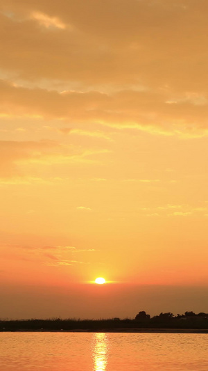 太阳下山金光璀璨的云彩17秒视频