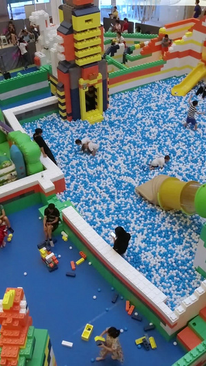 商场室内游乐场愉快玩耍的孩子33秒视频