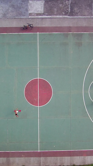 垂直航拍学生打篮球17秒视频
