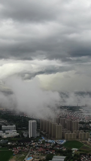 航拍台风暴雨云雾变化103秒视频