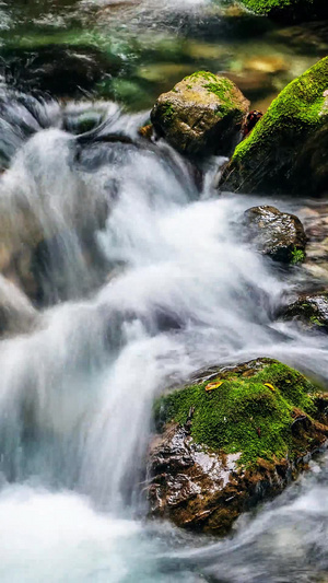 峡谷流水延时10秒视频