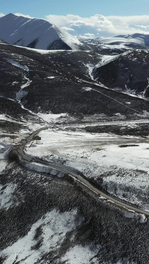 昌都市高原地区雪地公路航拍视频16秒视频