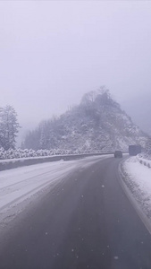 大雪下的驾驶主视角视频