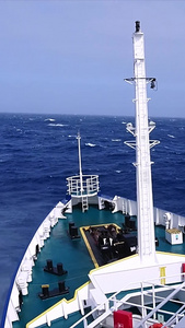 南极科考船乘风破浪航行视频