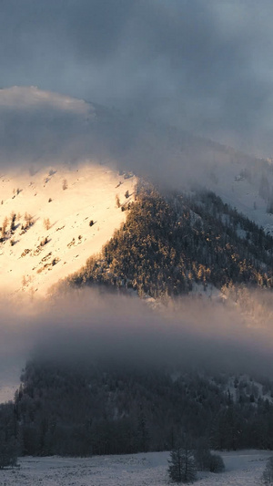 延时新疆冬季雪山日出10秒视频