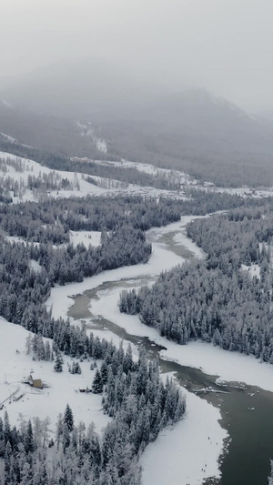 航拍新疆冬季喀纳斯河谷雪景37秒视频