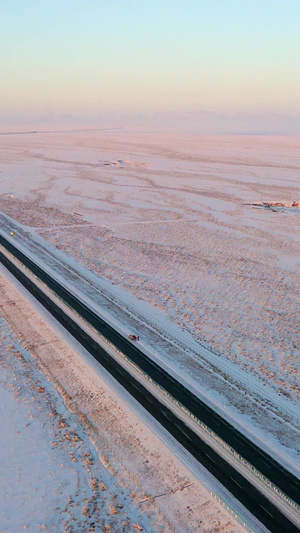 航拍新疆冬季高速公路日落17秒视频