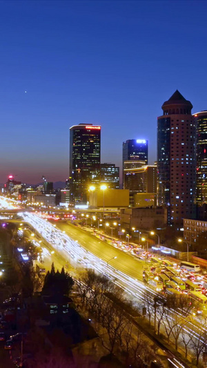 北京CBD窗外的城市公路日转夜延时9秒视频