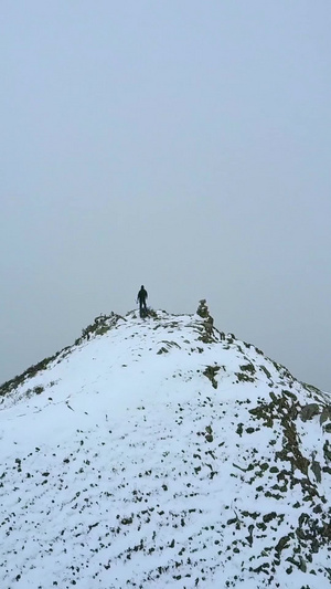 站在雪山顶上的人25秒视频