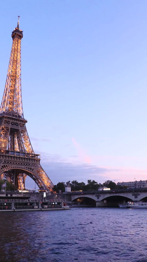 法国首都巴黎地标埃菲尔铁塔夜晚亮灯延时视频20秒视频