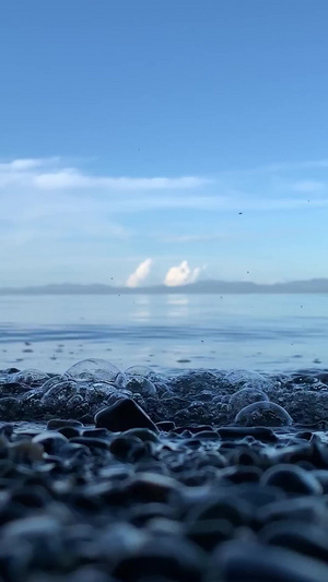 巴厘岛海边低角度海水冲击沙滩慢镜头升格视频12秒视频