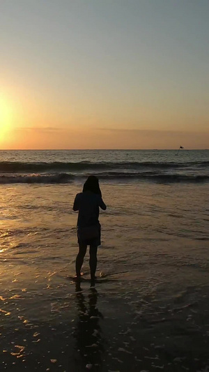 日落时分在海边玩水的人高清视频14秒视频