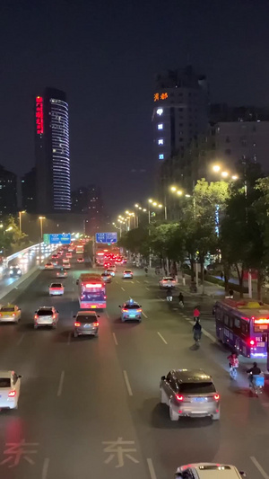 广东市区街道车流夜景15秒视频