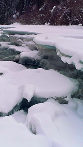 无人机低空拍摄溪水冰雪消融视频