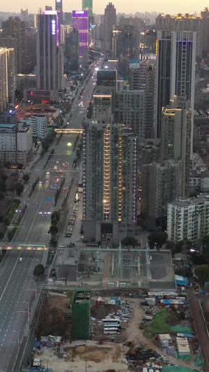 航拍武汉疫情时的空旷的城市街道17秒视频