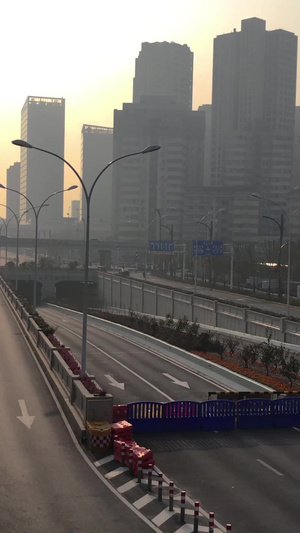 武汉新型冠状肺炎封城交通管制的长江隧道入口16秒视频