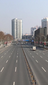 武汉新冠肺炎封城期间空旷无人的道路交通视频