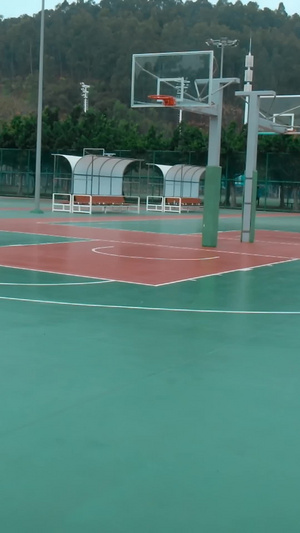 清晨的篮球操场11秒视频