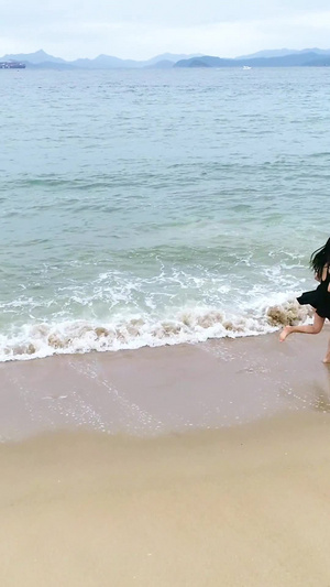 海边沙滩上奔跑的少女11秒视频