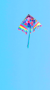 实拍春天蓝天下的风筝视频