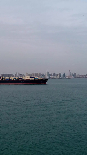 航拍行驶的远洋货轮离开港口驶向深蓝36秒视频