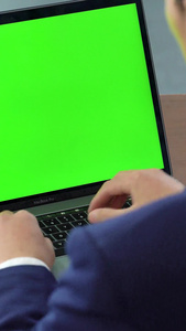 商务办公男士背影使用绿幕笔记本视频抠像视频