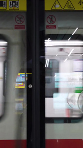 城市立体交通地铁进站的列车视频