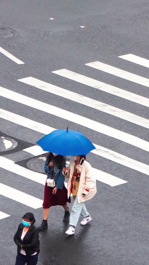 下雨天撑伞过斑马线的行人合集71秒视频