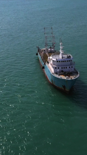 停在海中的一艘轮船15秒视频