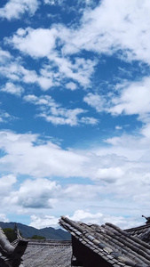 延时摄影风光云南丽江古城古建筑屋顶蓝天白云天空流动的云素材视频