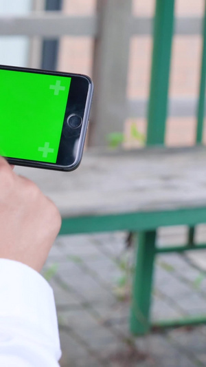男生横屏使用绿幕手机11秒视频