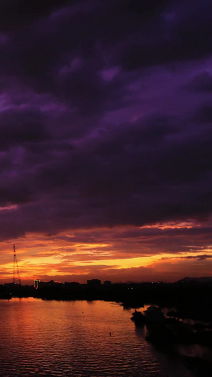 恶劣天气来临前的夕阳和紫红云朵17秒视频
