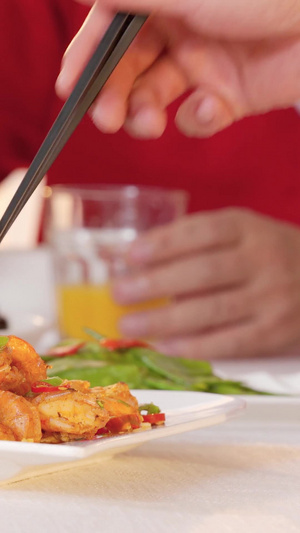 饭桌夹菜特写21秒视频