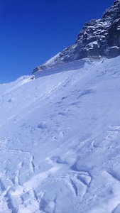 大雪下的驾驶山路的第一视角视频